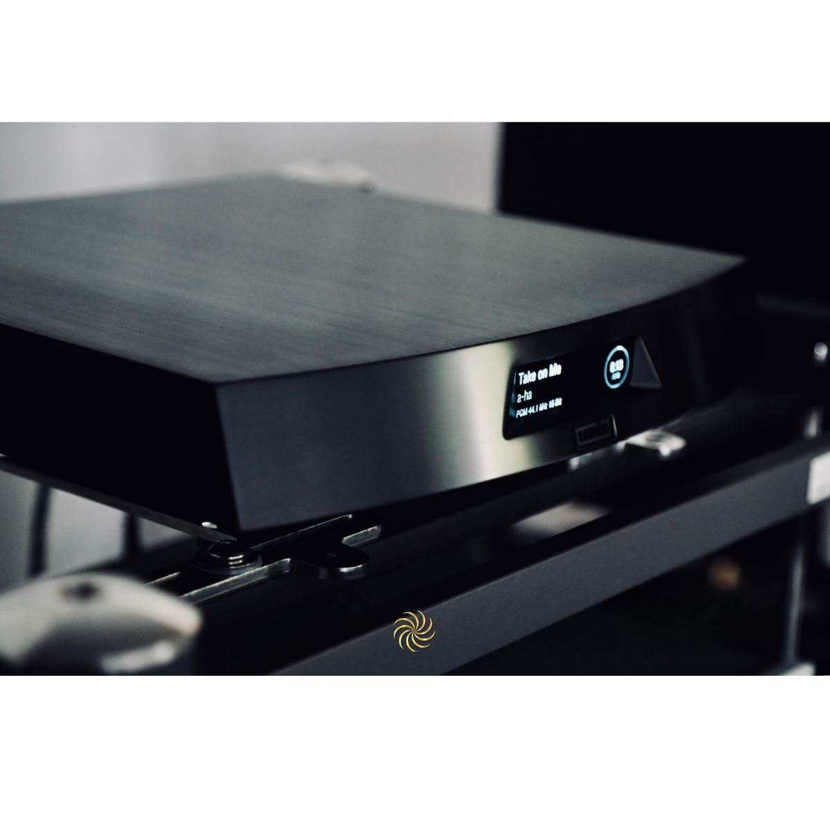 Chi tiết đường nét CNC tinh xảo trên streamer hi-end Lumin X1 phiên bản màu bạc